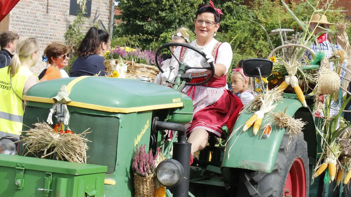 Festlicher Umzug mit Erntekönigin Jenny Reiche an der Spitze