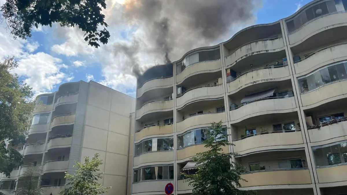 Brand in Erkner: Ein Haus an der Ernst-Thälmann-Straße steht in Flammen.