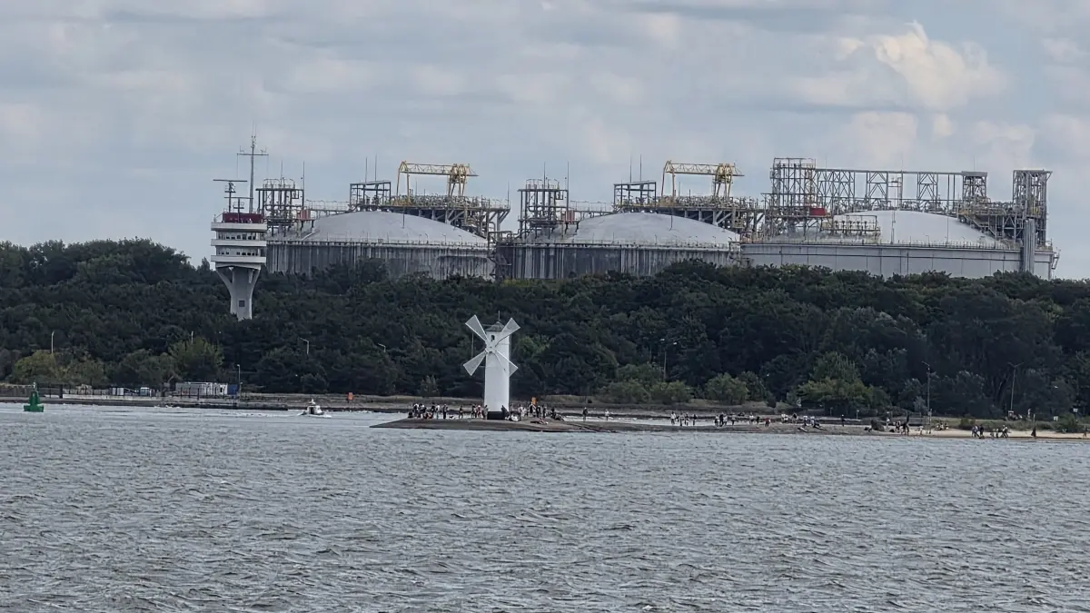 Die Einfahrt zum Hafen in Swinemünde: Im Hintergrund sind die Anlagen des LNG-Terminals zu sehen. Im Anschluss an diese Infrastruktur sollen die Kaianlagen des Tiefseehafens entstehen.