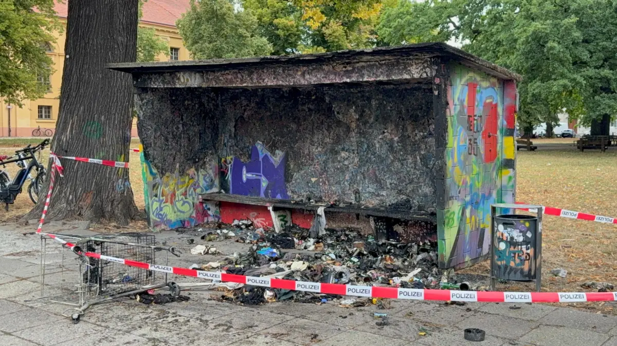 In dieser Bushaltestelle in der Schinkelstraße in Neuruppin hatte zuletzt ein Obdachloser gehaust. Das Wartehäuschen wurde von Unbekannten angezündet. Der Obdachlose wurde zuvor zusammengeschlagen.