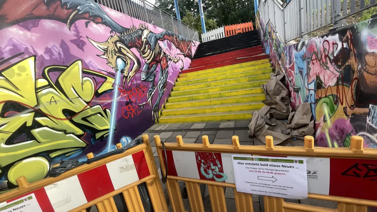 Treppe in Bahnhofsunterführung in Neuenhagen bei Berlin, unbekannte Täter übermalen neugestaltete Treppe mit schwarzer, roter und goldener Farbe