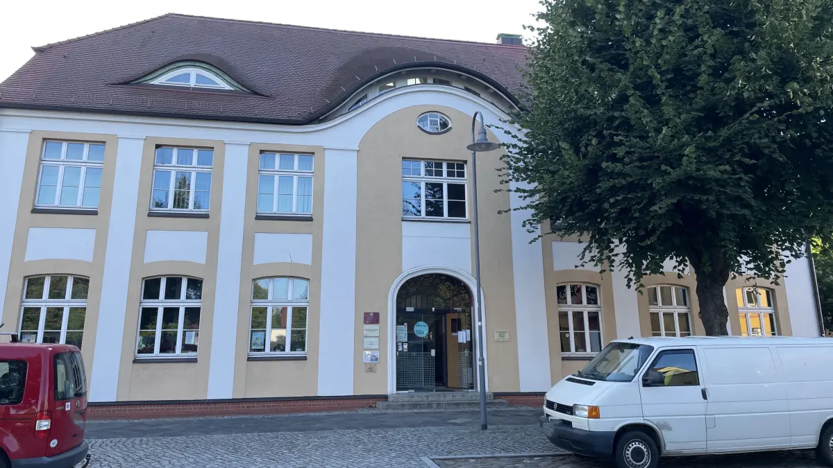 Schmuckstück in der Ortsmitte von Letschin: Die 1811 errichtete Dorfschule wurde später zur Knabenschule, Znetraschule, POS und schließlich Gesamtschule. Das Haus hat schon viele Namen bekommen, die den jeweligen Zeitgeist widerspiegélten