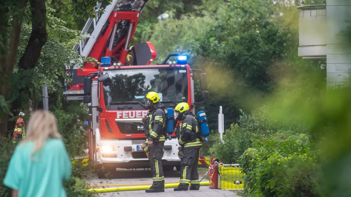 Unter Atemschutz löschen die Feuerwehrkräfte den Brand.