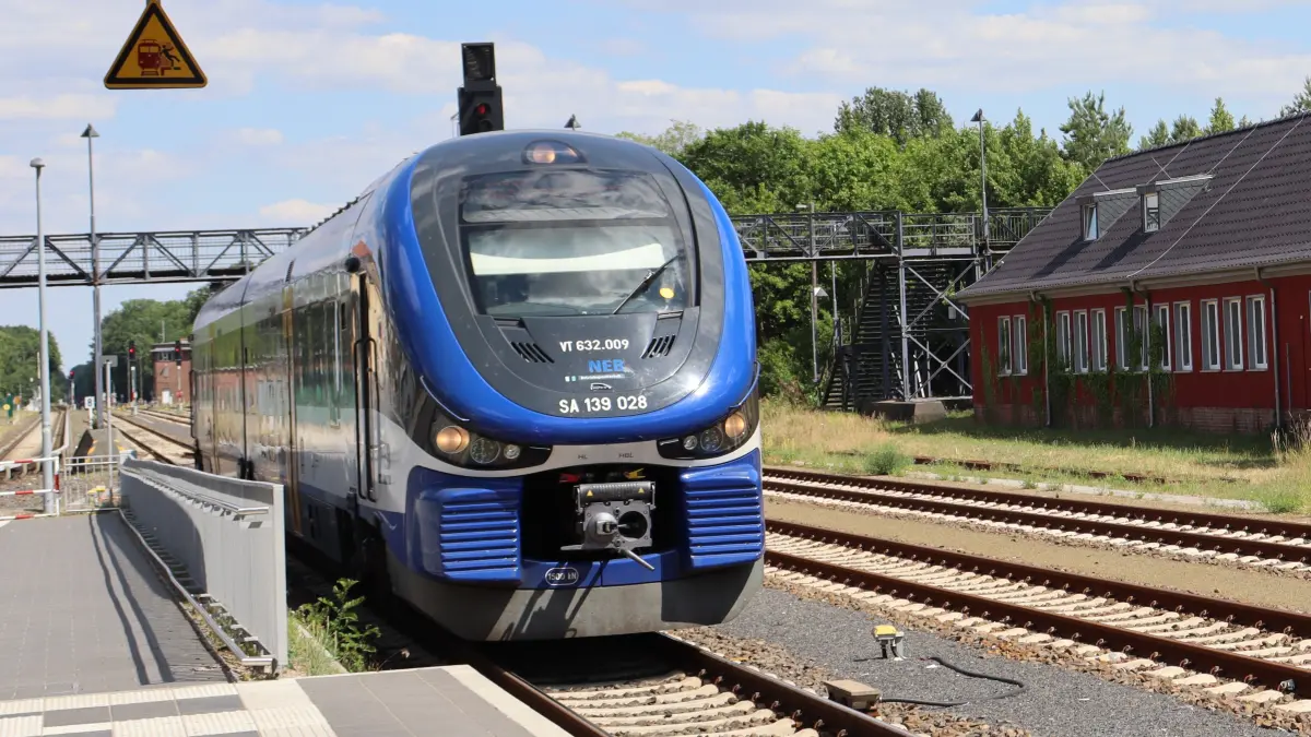 Nur an wenigen Stellen wie im Bahnhof Strausberg gibt es derzeit Ausweichmöglichkeiten für Züge. Überwiegend ist die Ostbahn auf 89 Kilometern zwischen Berlin und polnischer Grenze noch eingleisig. Was die Kabinettsklausur in Neuhardenberg für den Ausbau bedeuten kann.