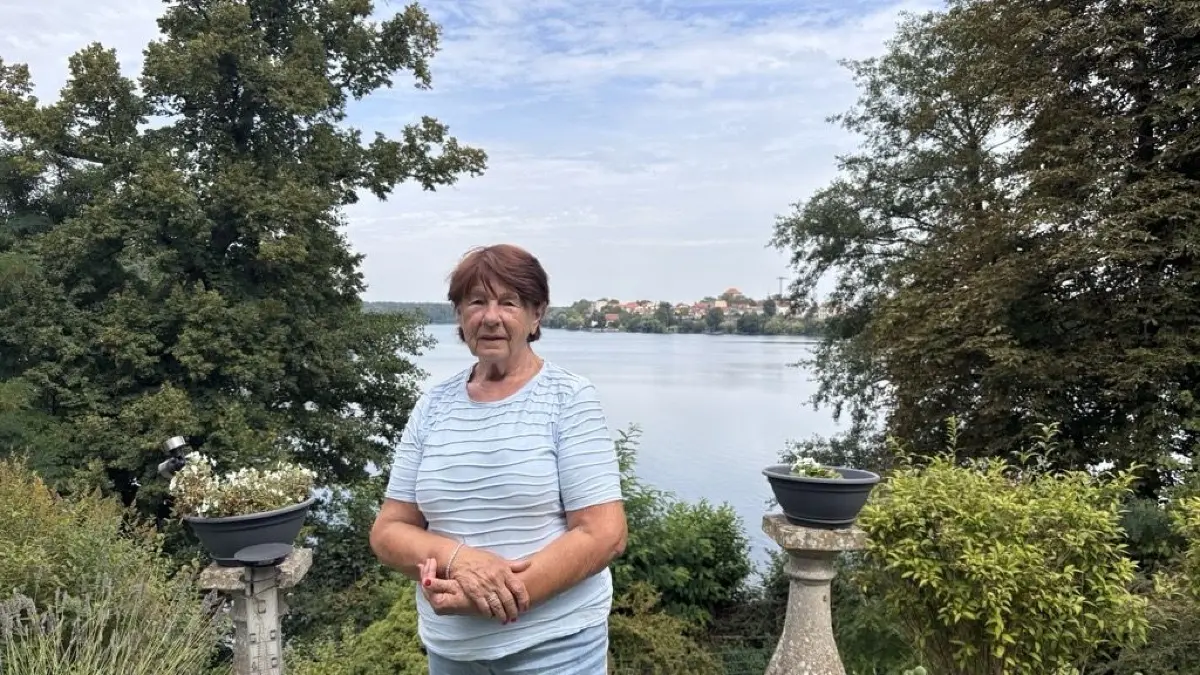 Angelika Streidt in ihrem Gartem mit Blick auf dem Straussee. Wie lange kann die Rentnerin noch dort wohnen?