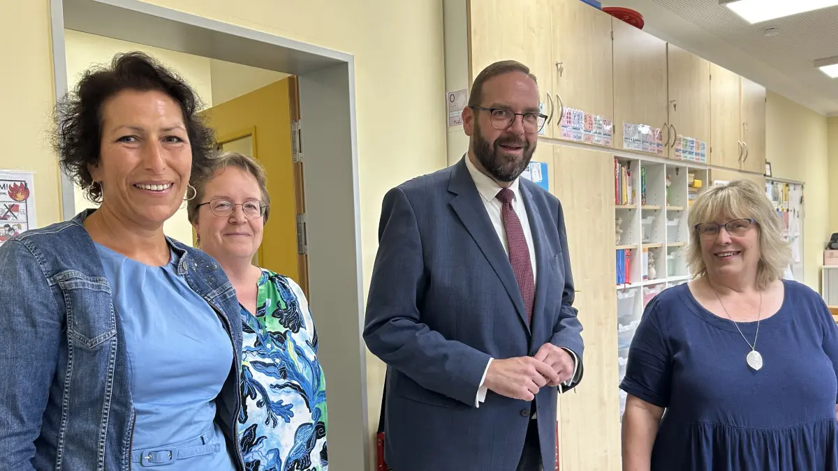 Kristy Augustin (CDU, von links), die stellvertretende Schulleiterin Michaela Bero, Bildungsminister Gordon Hoffmann (CDU) und Schulleiterin Ulrike Rockstroh beim Besuch der Grundschule „Am Kiefernwald“ in Spreenhagen.