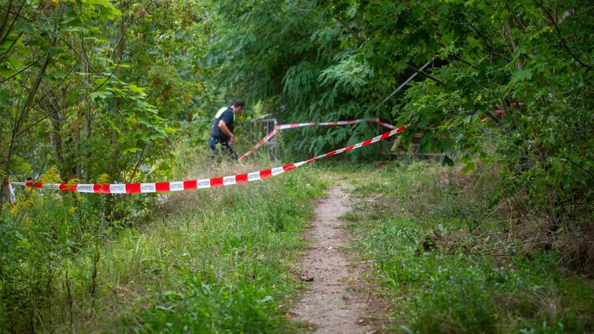 In Erkner ist eine Frau auf offener Straße angegriffen worden. Sie verstarb noch am Tatort. Die Polizei sichert die Spuren.