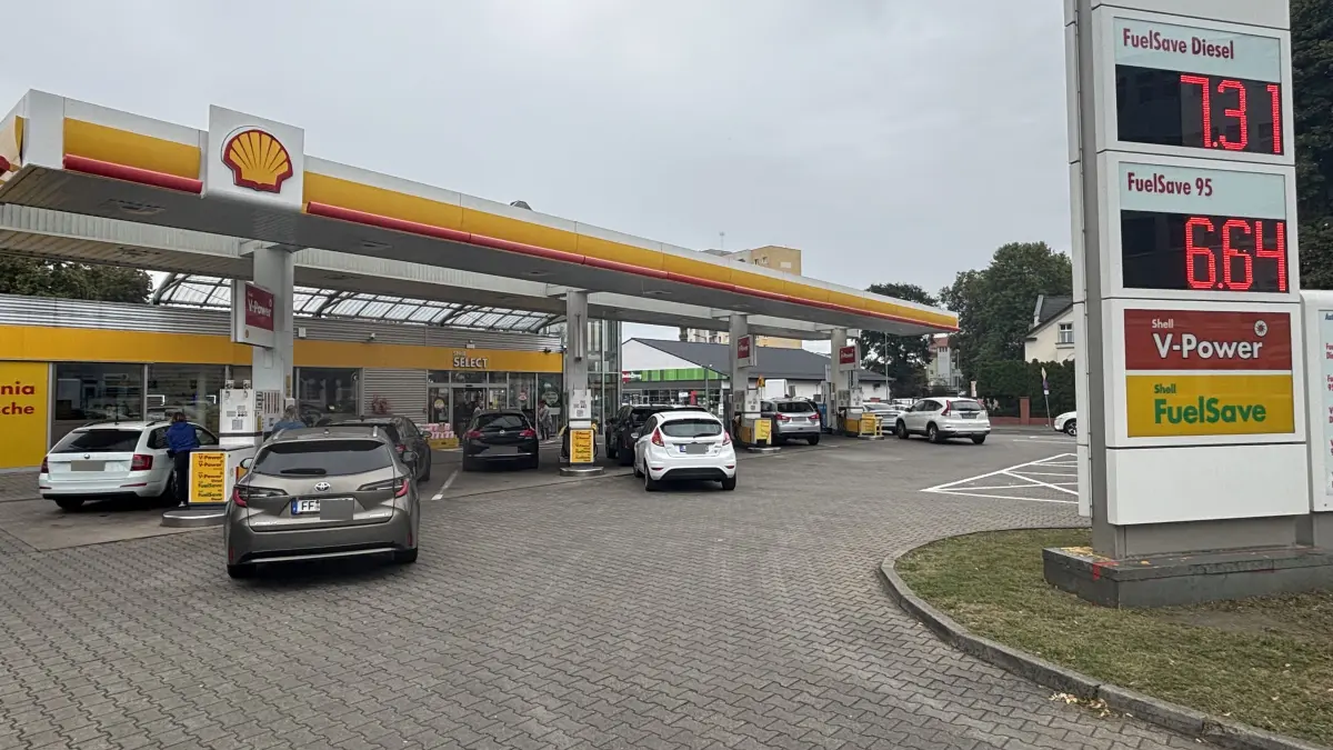 Noch einmal nutzten viele Autofahrer aus Frankfurt (Oder) und der Region die Möglichkeit, in Słubice günstig zu tanken. Am 31. August, zum Ende der polnischen Sommerferien, läuft das Spirtpreispaket der Regierung aus.