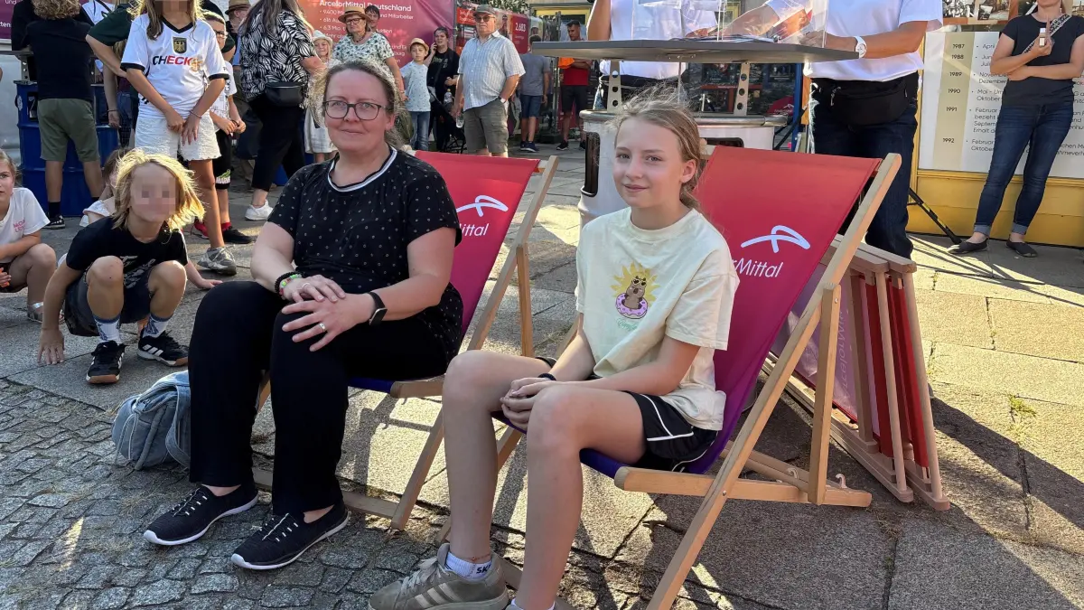 Djamila und Anna (11) Kocher haben den Familienwettbewerb bei ArcelorMittal Eisenhüttenstadt gewonnen