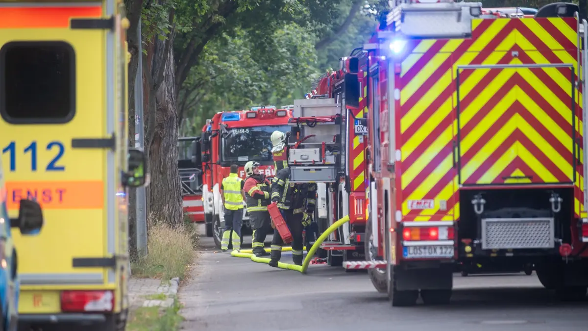 Zahlreiche Einsatzkräfte der Feuerwehr rückten an. Die Ernst-Thälmann-Straße ist gesperrt.
