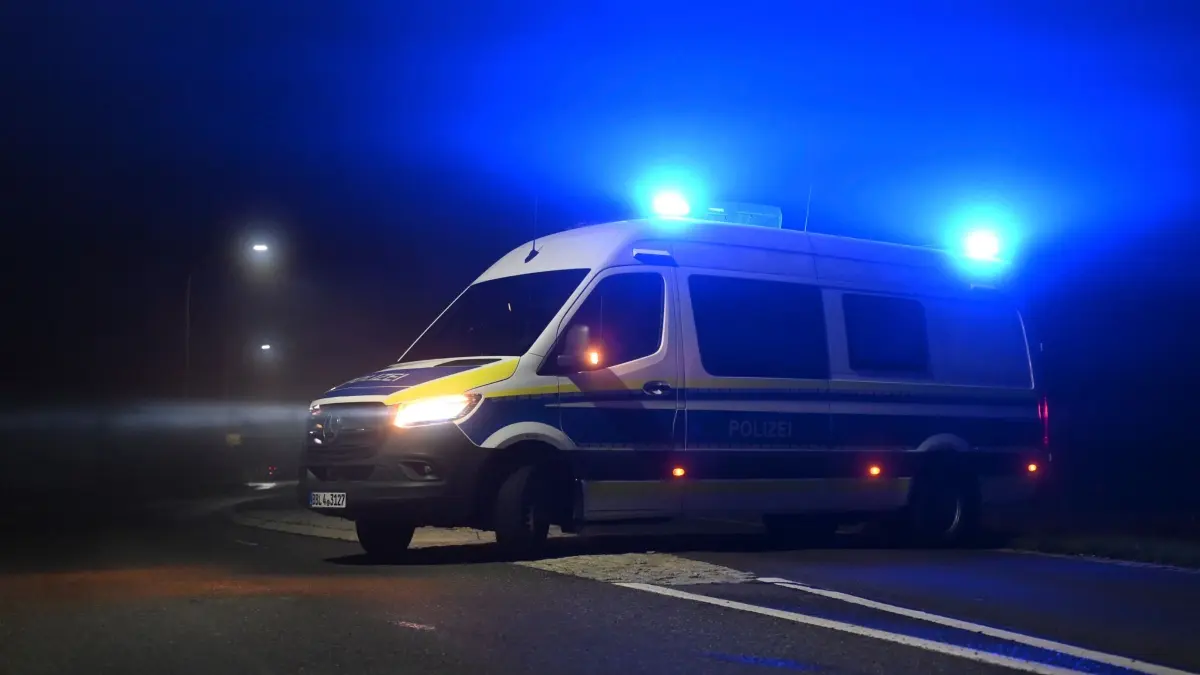 Sprengvorrichtung an Umspannwerk gefunden: 01.09.2026, Brandenburg, Turnow-Preilack: Ein Polizeiauto steht am Ortsausgang von Preilack und blockiert die Straße. Heute waren am Umspannwerk in der Nähe unkonventionelle Sprengvorrichtungen gefunden worden. Foto: Markus Lenhardt/dpa +++ dpa-Bildfunk +++