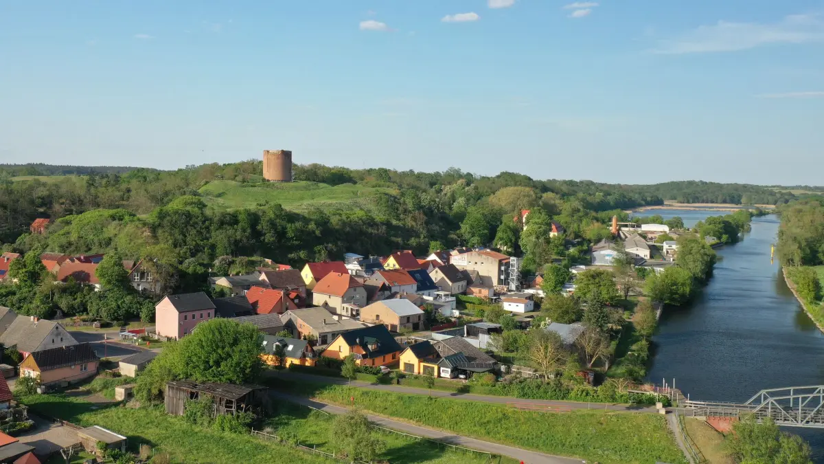 Blick auf Stolpe mit dem markanten, legendären Grützpott: Das Dorf, ein Ortsteil von Angermünde, hat eine wechselvolle Geschichte und feiert 2026 sein 775‑jähriges Jubiläum. Das ist Anlass für viel Rückblick und Ausblick.