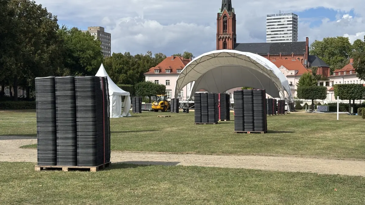 Abbau- und Aufräumarbeiten im Park am Anger in Frankfurt (Oder)
