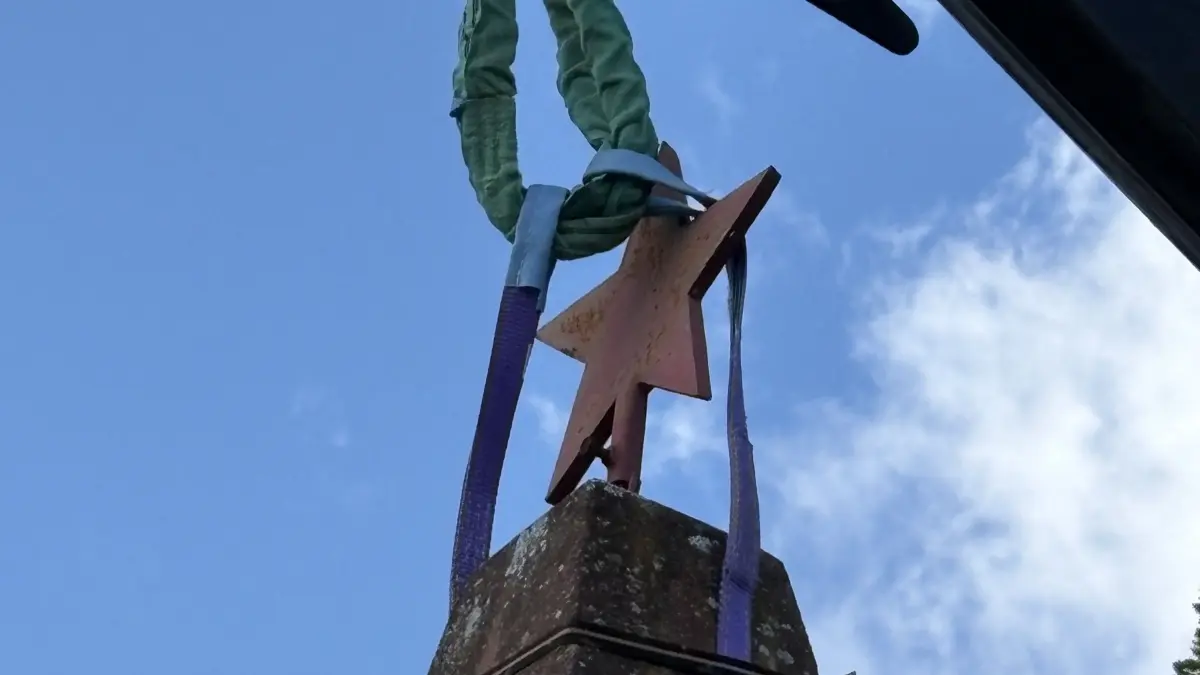 Am Kranhaken: Der Obelisk von Letschin war mit einem roten Stein gekrönt. Am 1. September wurde die gesamte Anlage abgerissen.