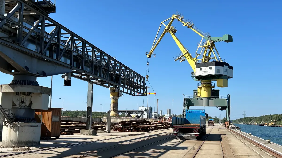 Doppelwellenwippdrehkran aus Eberswalde: Die 1999 im Kranbau produzierte und 2000 im Binnenhafen aufgestellte Anlage ist das Herzstück der Logistik des stadteigenen Unternehmens. Gerade werden etwa sechs Tonnen für den Stahlhandel Eberswalde gelagert und verladen.