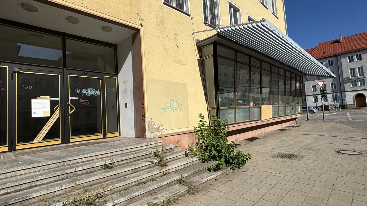 Unkraut, notdürftig reparierte Fenster: Die ehemalige Post in Eisenhüttenstadt hat sich zu einer Problem-Immobilie entwickelt. Kommt nach jahrelangem Leerstand nun die Wende?