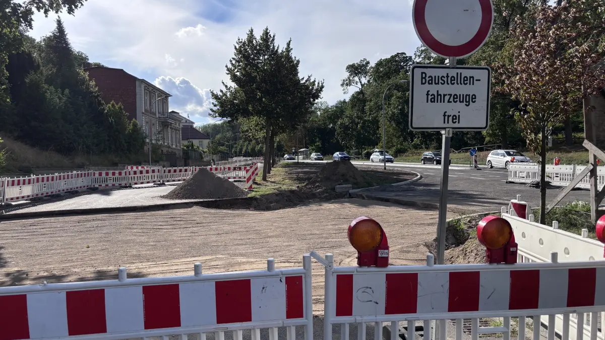 Rückbau: Die Baustraße vor der Schlossparkambulanz ist schon wieder entfernt, in den nächsten Tagen wird die Einmündung der B158 zum Ärztehaus hergestellt.