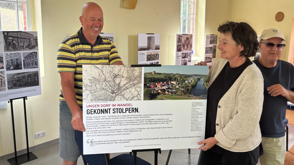 Stolpe feiert 750. Geburtstag. Zum Jubiläumswochenende vom 4. bis 6. September 2026 wird in der Kulturkapelle eine Ausstellung "Stolpe einst und jetzt - unser Dorf im Wandel" gezeigt. Historische Fotografien, Postkarten und Erinnerungen von Einwohnern haben Anja Freyhoff, Thomas Uhlmann und Rainer Pinkpank (l.) zu einer sehenswerten Dokumentation zusammengestellt.