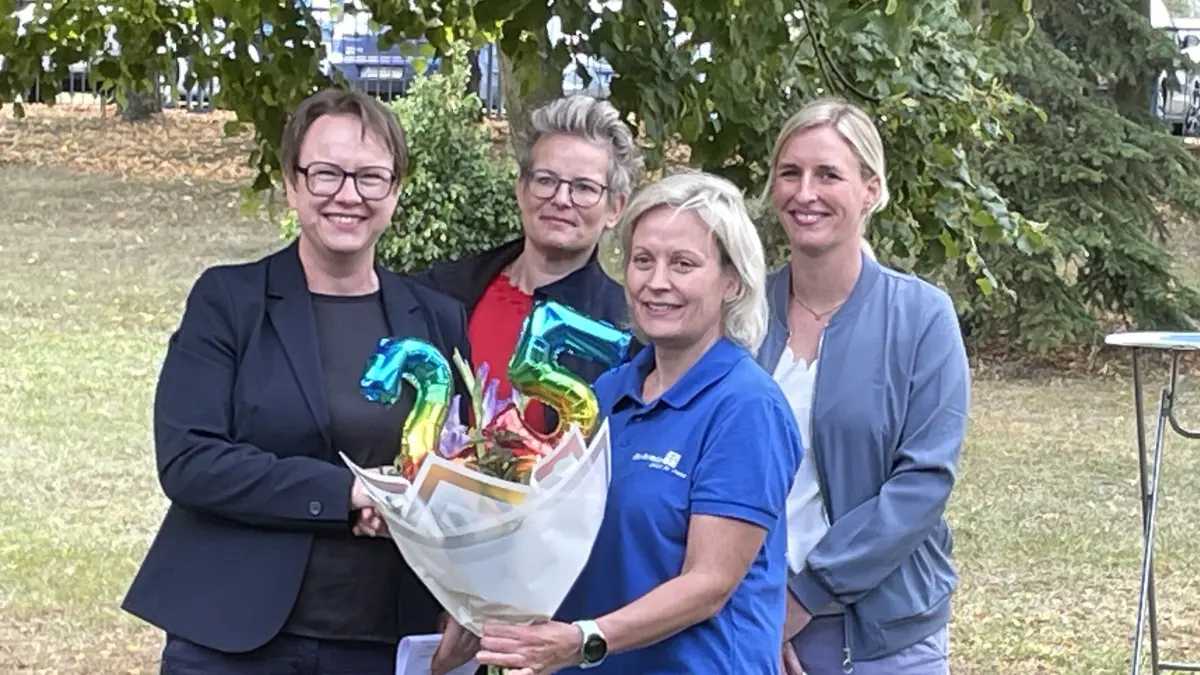 Herzlichen Glückwunsch: Alexa Ziegeler (v.l.) , Franziska Templin und Stefanie Hasselbach von der Diakonie gratulierten Antje Schwenzer (vorn) und ihrem 13-köpfigen Team zum 25. Jubiläum von „Vergissmeinicht“.