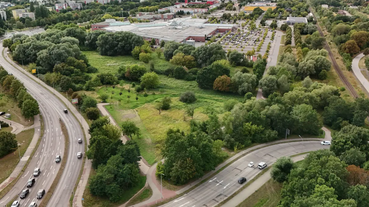 Oder-Center : Schwedt, 18.8.2026: Die Landgrabenniederung zwischen Vierradener Chaussee, Werner-Seelenbinder-Straße und Straße Landgrabenpark soll neugestaltet werden. Dazu gehören ein neuer Lebenskreis und ein Jugendort.