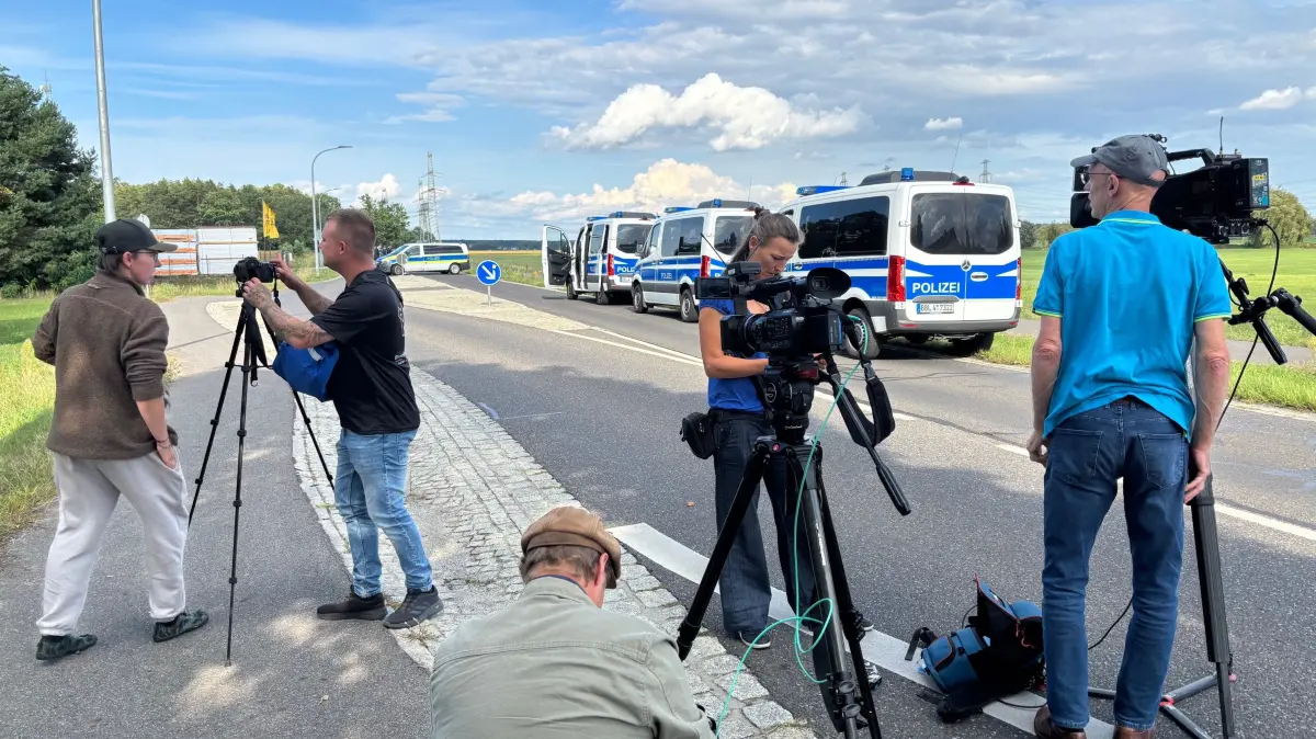 Anschlag auf Umspannwerk Preilack bei Jänschwalde: Medienvertreter sind vor Ort eingetroffen. Innenminister Jan Redmann (CDU) und Wirtschaftsministerin Martina Klement (CSU) wollen demnächst ein Statement abgeben.