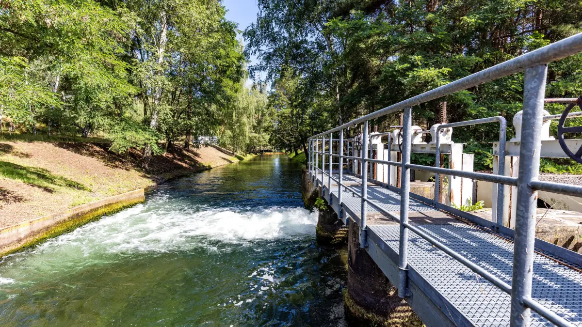 Gereinigtes Grubenwasser verlässt die Wasseraufbereitung im Kraftwerk Jänschwalde und fließt in einen Kanal, der in den Fluss Malxe fließt.
Das Kraftwerk Jänschwalde wurde in den Jahren 1976 bis 1989 als letzter Kraftwerksneubau der DDR errichtet. Mit seinen bis heute erhaltenen und umfangreich nachgerüsteten technischen Anlagen gilt es als das letzte Großkraftwerk dieser Epoche.