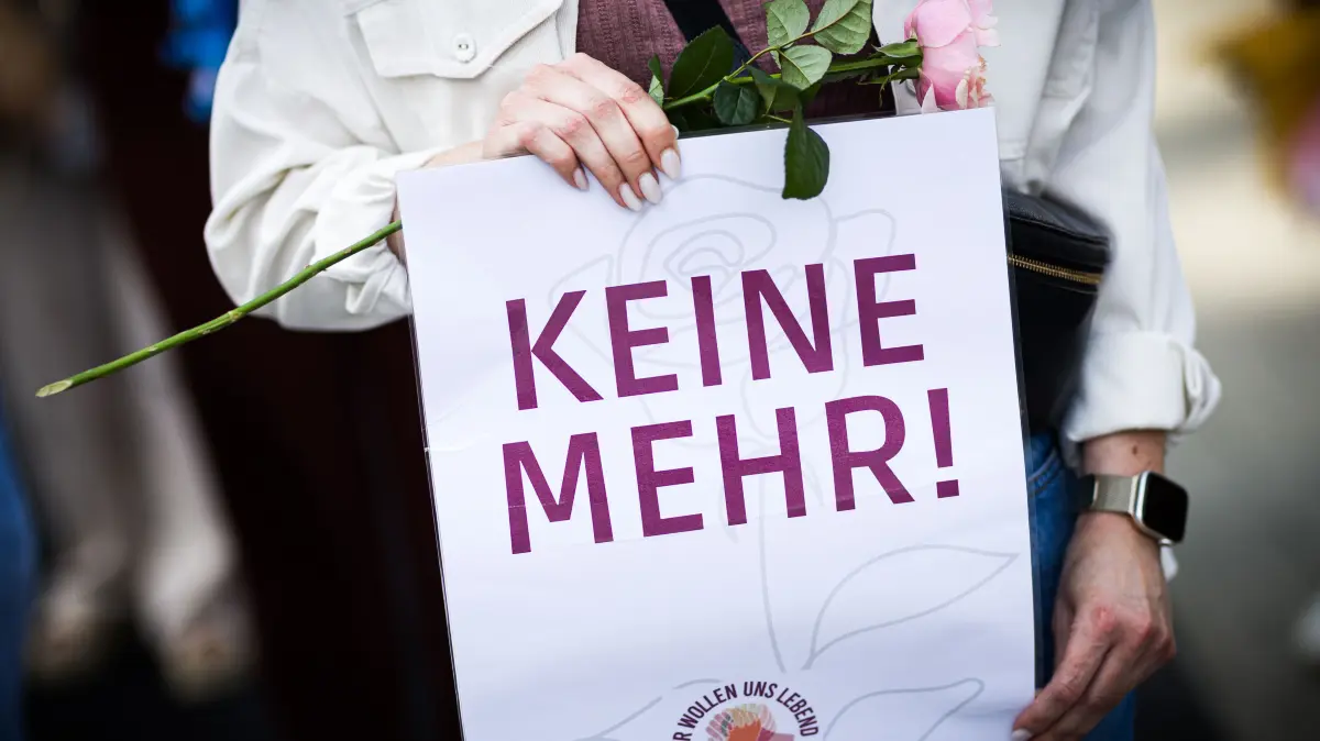 Zwei Tote um Erkner: "Keine Mehr" ist ein weltweiter Slogan gegen Femizide. Wer hilft im Landkreis LOS von Gewalt bedrohten Frauen? (Symbolfoto von einer Demonstration)