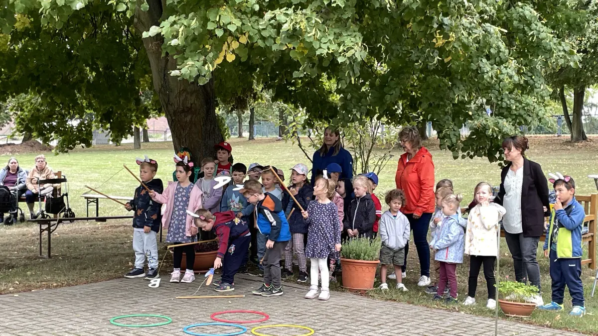 Ein Programm aus Leos Abenteuerland: Die Seelower Kita-Kinder bereiteten damit den Tagestättengästen eine große Freude.