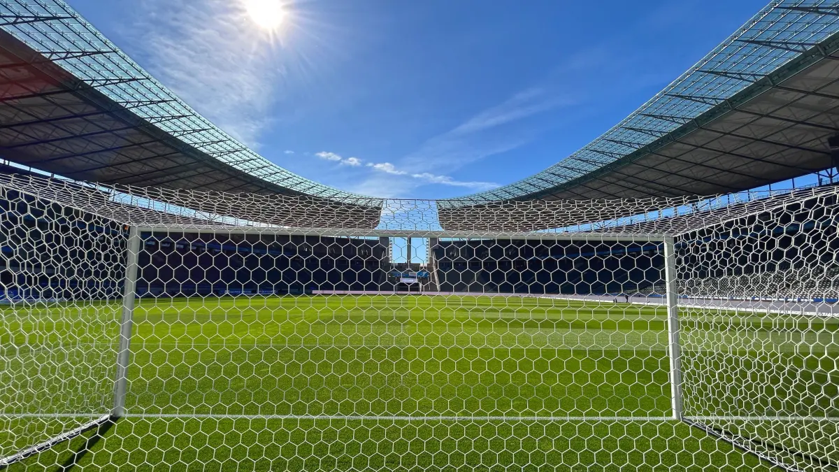Fußball: 2. Bundesliga, Hertha BSC - 1. FC Magdeburg, 31. Spieltag, Olympiastadion, das Fussballtor vor der Ostkurve im Gegenlicht der über dem Marathontor untergehenden Sonne, aufgenommen etwa drei Stunden vor Beginn des Spiels. +++ dpa-Bildfunk +++