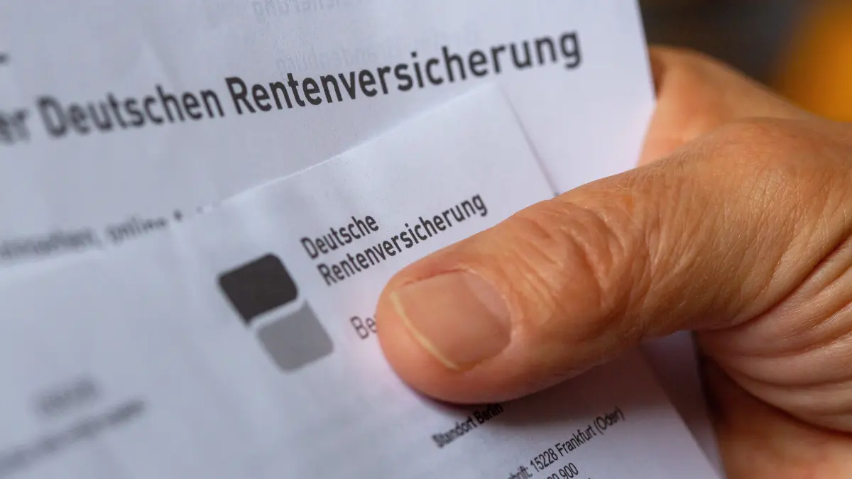 Eine Seniorin hält ein Schreiben der Deutschen Rentenversicherung in der Hand. (zu dpa: «Zehntausende Thüringer von Altersarmut bedroht») +++ dpa-Bildfunk +++