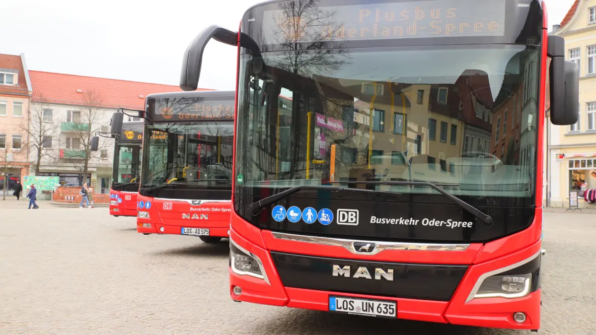 Plusbus auf dem Markt in Beeskow. Diese Linien sollen im Landkreis Oder-Spree an sieben Tagen verkehren. Wo sind neue Verbindungen geplant? (Archivbild)