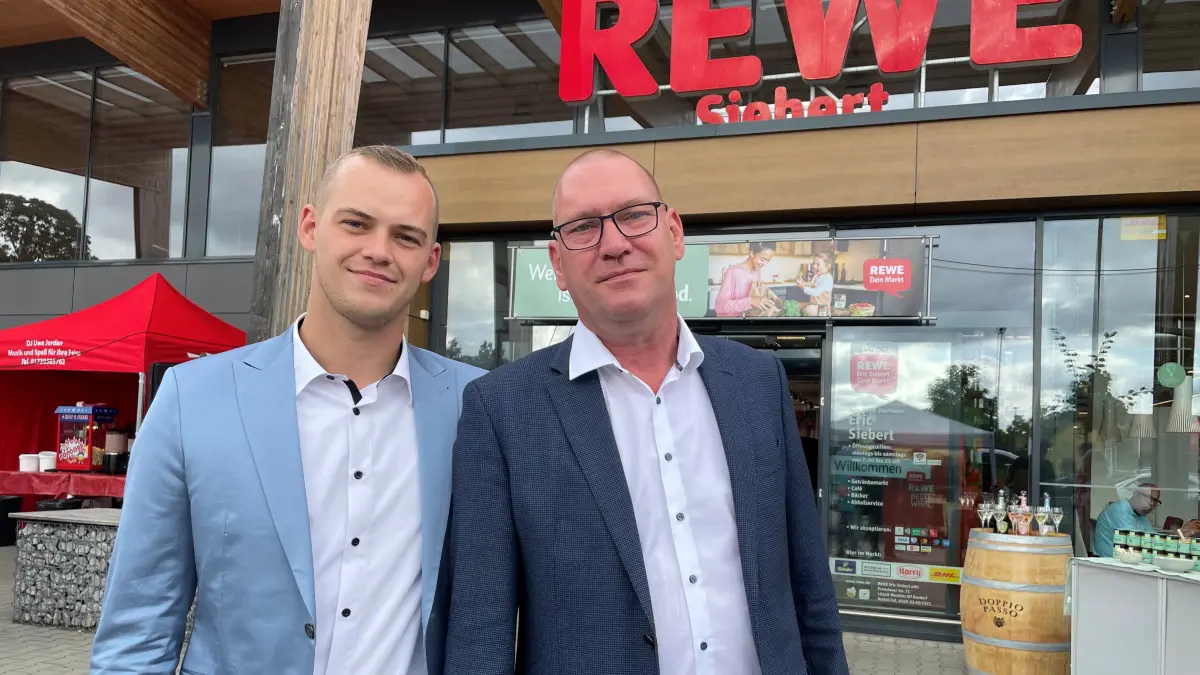 Eric Siebert (24), links, übernimmt den Rewe-Verbrauchermarkt seines Vaters Michael Siebert (55), rechts in Basdorf zum 01.09.2026
