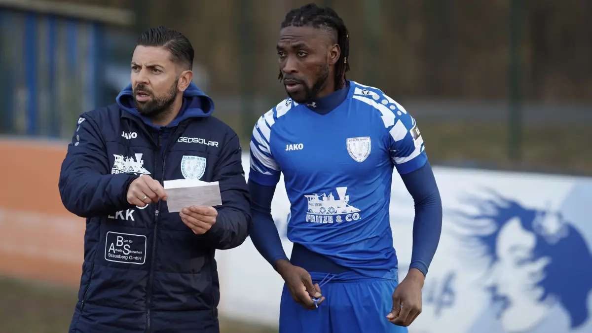 Petershagen, Fussball Brandenburgliga Punktspiel, Petershagen-Eggersdorf - 1. FC Frankfurt, Abdul Gafar Yakubu Deeko bei Trainer Steve Georges
FOTO BENK 21.03.2026