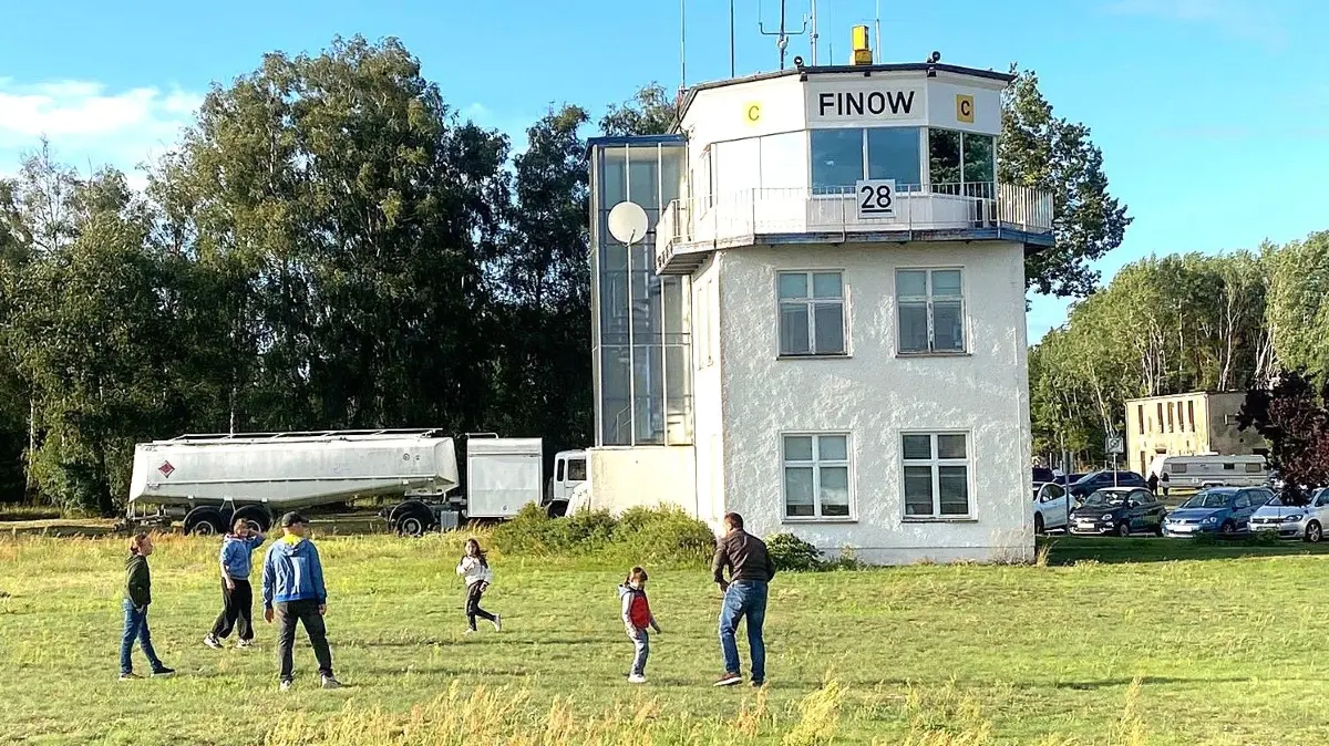 Blick auf den Tower: Der Flugplatz Finow in Eberswalde soll beim ersten Oktoberfest nicht nur Piloten, sondern auch an der Luftfahrt interessierte Laien und Feierlustige anlocken. Ob das Konzept aufgeht?
