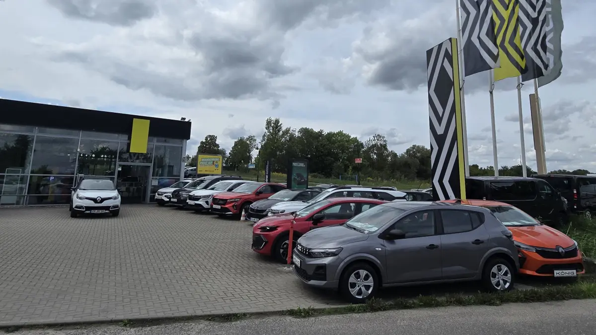 Dunkle Wolken über Autohaus König im Damaschkeweg. Hier wird auch Dacia vertrieben.
