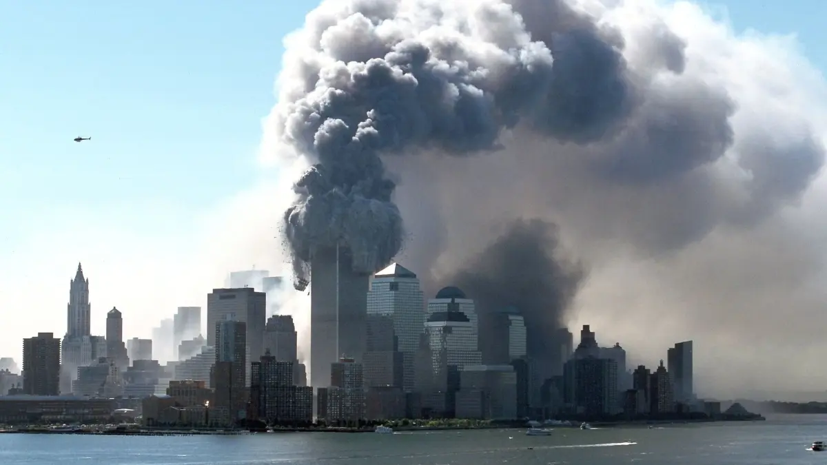 Über New York steigen nach dem Angriff auf das World Trade Center dichte Rauchwolken auf. 9/11 begründet den heutigen Stellenwert der US-Geheimdienste und führt zum Einsatz von Drohnen - Entwicklungen, die auch in den USA kritisch gesehen werden.