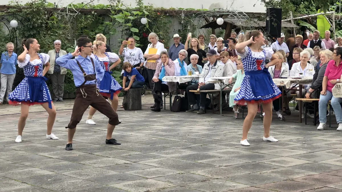 Sängerfest Eisenhüttenstadt: Eisenhüttenstadt 2023-09-02: Sängerfest mit verschiedenen Chören und dem Verein Tanzlust Jung & Alt