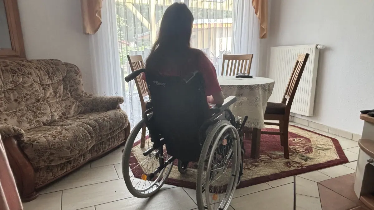 Im heimischen Wohnzimmer: Laura (Name geändert) ist aufgrund von Schüben zeitweise auf den Rollstuhl angewiesen. Den braucht sie auch in der Schule, in einem nicht barrierefreien Gymnasium in Oder-Spree. Hat sich dort die Lernsituation für sie verbessert oder musste sie die Schule verlassen?