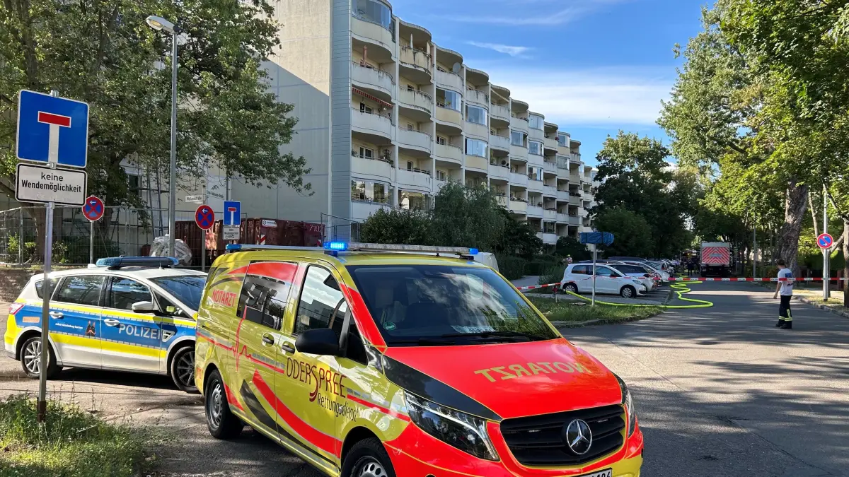 Brand in Erkner: Eine Wohnung in einem Mehrfamilienhaus der WGE an der Ernst-Thälmann-Straße in der Innenstadt hatte am Montag (31.8.) Feuer gefangen. Nun gibt es weitere Einzelheiten.