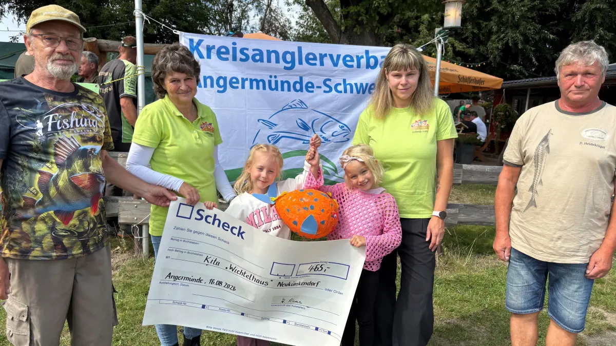 Angeln für den guten Zweck: Das traditionelle Hegefischen am Mündesee in Angermünde nutzt der Kreisanglerverband Angermünde-Schwedt als Benefizveranstaltung. Die Startgelder werden einer sozialen Einrichtung gespendet. 2026 geht der Erlös an die Kita Neukünkendorf. KAV-Vorsitzender Andreas Hans (l.) und Vorstandsmitglied Dieter Heidekrüger (r.) übergeben den Spendenscheck an Kitaleiterin Sabine Frick, Erzieherin Cindy Hampel und stellvertretend für alle Kinder Fiona und Finja.