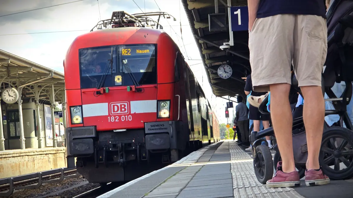 Ein RE2 fährt in den Bahnhof in Königs Wusterhausen ein. Der Zug über das Ostkreuz in Berlin wird bald wochenlang nicht mehr fahren.