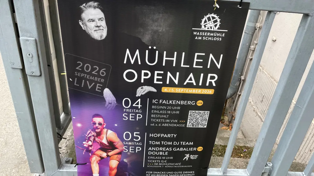 Ein Plakat vor dem Mühlencafé in Königs Wusterhausen wirbt für das kommende Open Air.