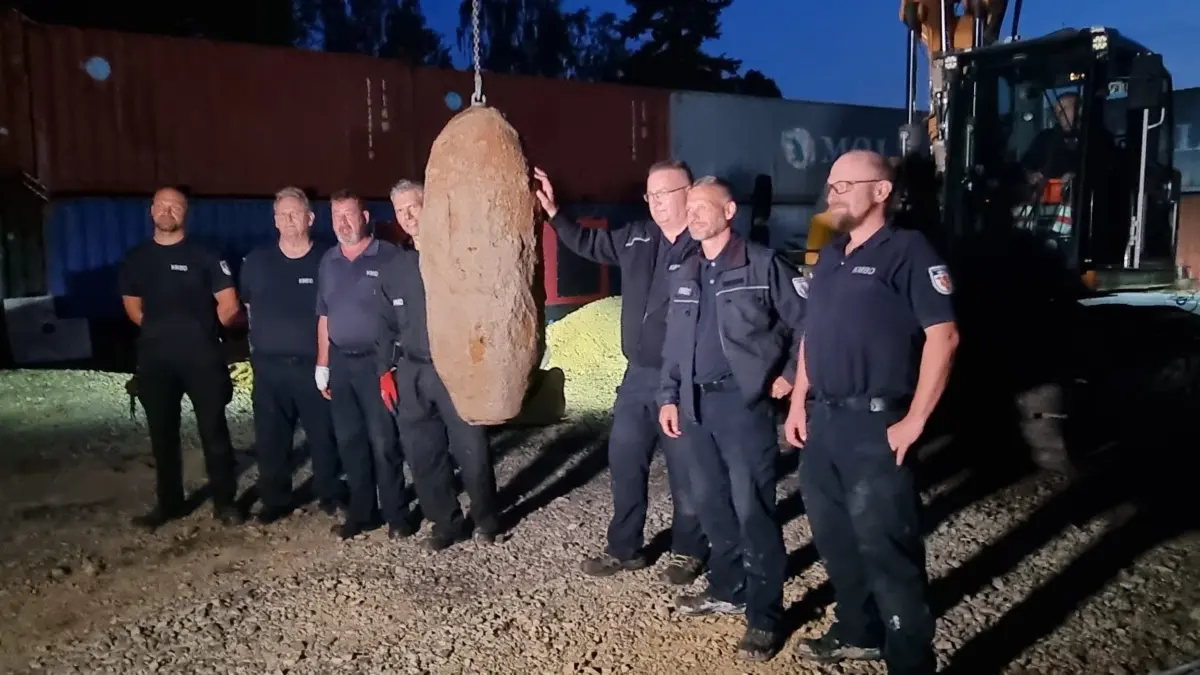 Team Bombe ist erleichtert. Sieben Männer vom Kampfmittelbeseitigungsdienst stellen sie für ein Erinnerungsfoto an diesen denkwürdigen Tag zusammen. Die Maßnahme zur Entschärfung der Bombe hat mehr als 12 Stunden gedauert.