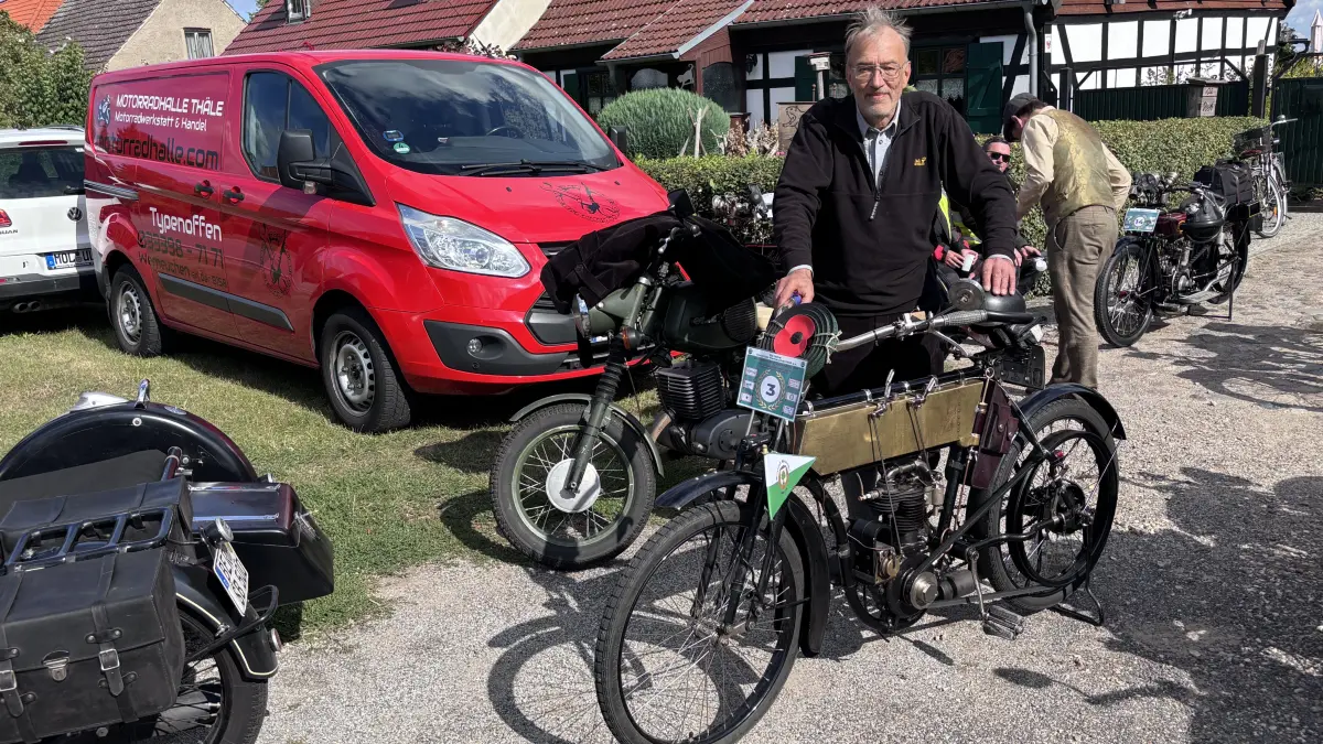 Jubiläumstour: Peter Peschken aus Moers bei einer Kaffeepause bei Familie Laabs in Neureetz bei Bad Freienwalde. Sein Motorrad ist von 1904, entspricht einer FN und wurde in Chemnitz gebaut. Wohin die Tour führt.