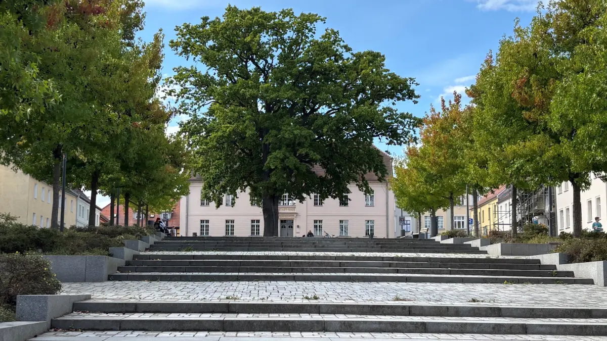 Versteckt hinter Bäumen, aber dennoch ein zentraler Ort in der Altstadt von Strausberg: das Alte Stadthaus. Um die Nutzung des historischen Gebäudes ist erneut eine Debatte entstanden.