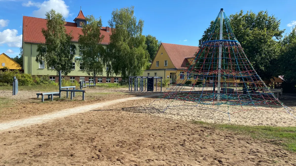 Sand, Löcher, Wurzelreste, Steine: Im Rahmen der Anlage eines Gehweges ist ein großer Teil der übrigen Fläche des Schulhofes an der Grundschule in Groß Lindow zerwühlt worden.