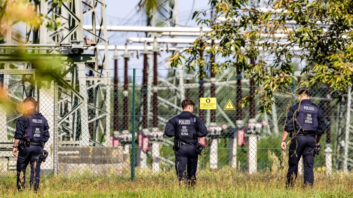Sprengvorrichtung an Umspannwerk gefunden: 02.09.2026, Brandenburg, Turnow-Preilack: Einsatzkräfte einer Polizeihundertschaft durchsuchen großräumig die Umgebung. Nach der Sabotage am Stromnetz in Südbrandenburg sucht die Polizei vor Ort weiter nach Spuren, um die Täter zu ermitteln. Foto: Frank Hammerschmidt/dpa +++ dpa-Bildfunk +++