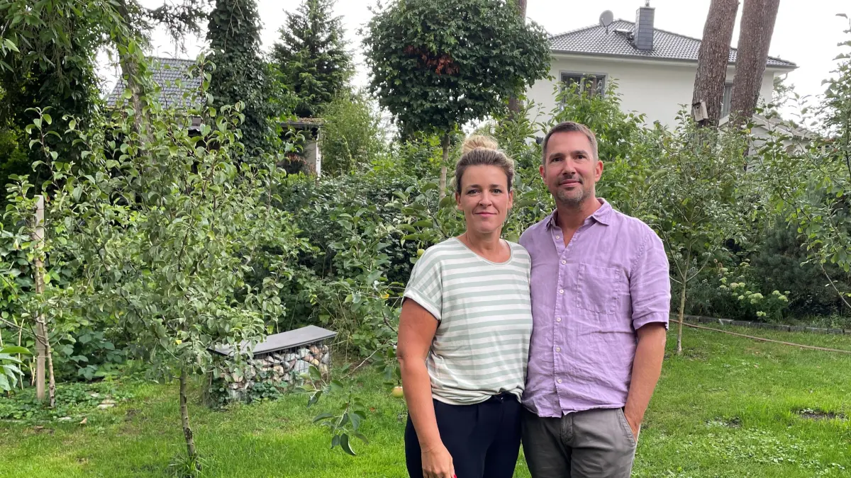 Franziska Kneif (links) und Dr. Sören Kneif (rechts) kämpfen gegen die Bebauung ihres Nachbargrundstücks mit einem Mehrfamilienhaus im Waldkorso Basdorf Wandlitz. Die Bäume, vor denen sie stehen, müssten für das Bauprojekt gefällt werden.