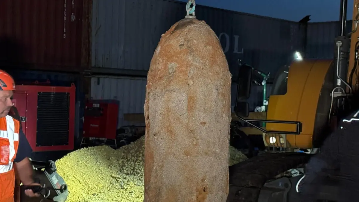 Da hängt sie: die entschärfte 500-Kilo-Bombe aus Oranienburg.
