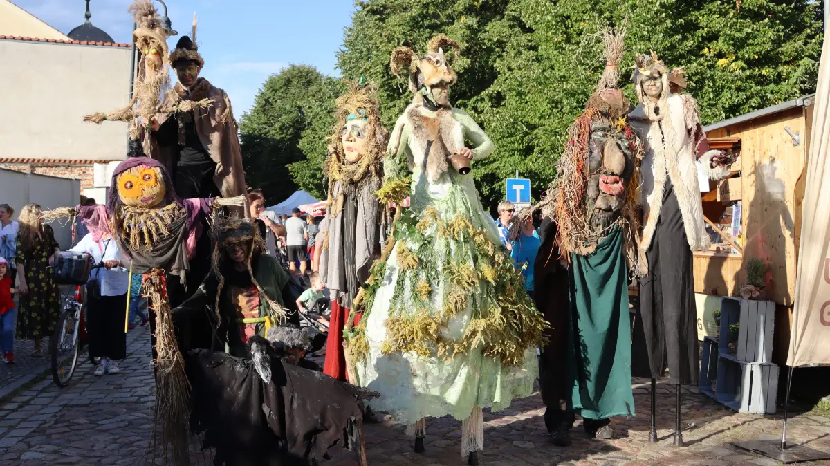 Die Ackerbürgerstadt Altlandsberg lockt zum traditionellen Vogelscheuchenmarkt, dem besonderen Erlebnisfest rund um Marktplatz und Schlossgut mit offenen Höfen und rund zwölf Stunden Kulturprogramm.